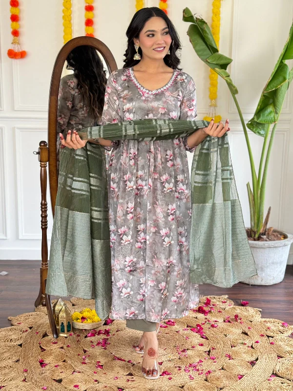 Beautiful Designer pattern Floral print kurti pant dupatta set in Premium digital chinnon fabric pure with fine mirror embroidery adda on yoke... ???? Pure crepe inner attache in kurti